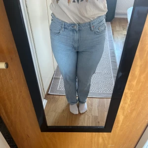 Ljusblåa jeans - Ett par jätte fina blåa jeans som passar ner till ankeln på mig som är 158, nästan aldrig använda!☺️