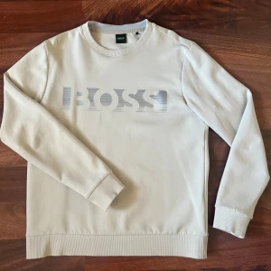 Beige sweatshirt från Boss - Använd fåtal gånger. Riktig skön material. Köpt från Room 1006 Emporia.