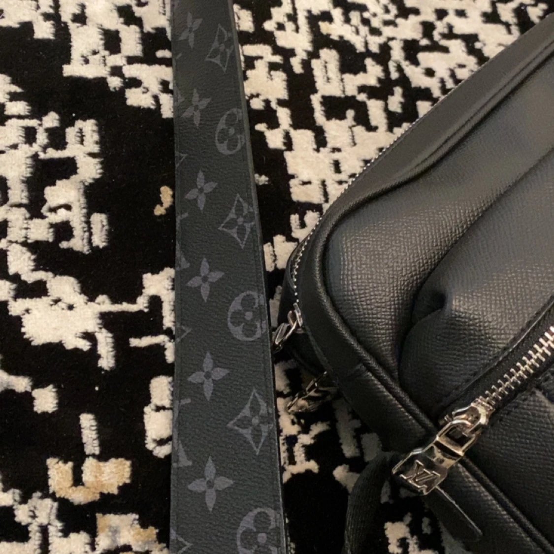 Svart axelväska med monogram - 3