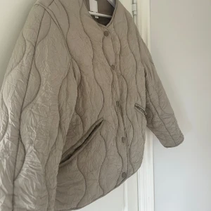 Beige/grön quiltad jacka - Säljer en snygg beige/grön quiltad jacka med knappar framtill, super snygg till våren och sommaren!!🌟🌟