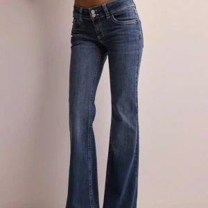Low waist jeans  - Low waist jeans från Nelly! Säljer då de inte kommit till användning så är i väldigt bra skick! Nypris 699! (Modellen har storlek 34)