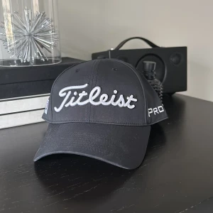 Titleist Keps - Tjenare, säljer min titleist keps som är knappast använd max 2 gånger. Skick 10/10 nästan helt ny. Perfekt nu inför sommaren och golf säsongen! 🙌