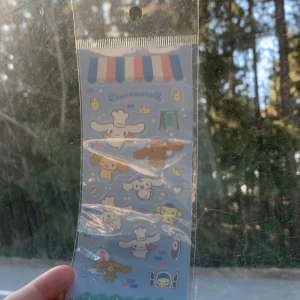 Cinnamoroll klistermärken - Säljer ett ark med söta Cinnamoroll klistermärken. De har olika motiv med Cinnamoroll i olika poser och med små tillbehör. Perfekt för att dekorera anteckningsböcker eller brev. 🐶✨