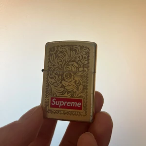Supreme zippo lighter - floral gold (Aragus) - Tändare köpt i supreme butik i New York. 