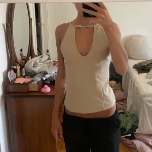 Beige topp - Snygg beige topp med halterneck-design