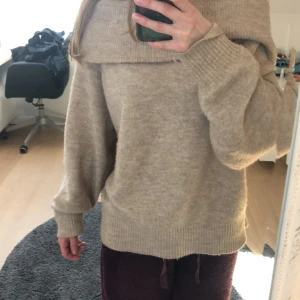 Beige stickad tröja från H&M - Säljer en jättesöt stickad off shoulder tröja!! Har änvänt  den några ggr och den är jättefin men kanske inte min stil längre❣️ inga skador