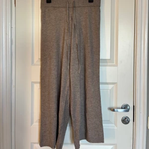 Bruna mjukisbyxor från Gina Tricot - Säljer ett par bekväma bruna mjukisbyxor från Gina Tricot i storlek S med lappen kvar som är helt oanvända!