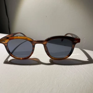 Solglasögon  - Riktigt snygga solglasögon som passar perfekt till sommaren!, säljer för 100kr och då får du med en putsduk till solglasögonen. Helt omvända och skicket är 10/10