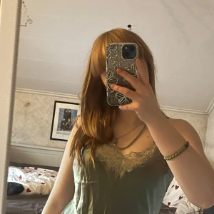 Intimissimi nattlinne - Jätte fin silkes nattlinne från Intimissimi, köpt i stockholm. Jätte skön och har fina spetsdetaljer. Aldrig använd. Kan användas som klänning
