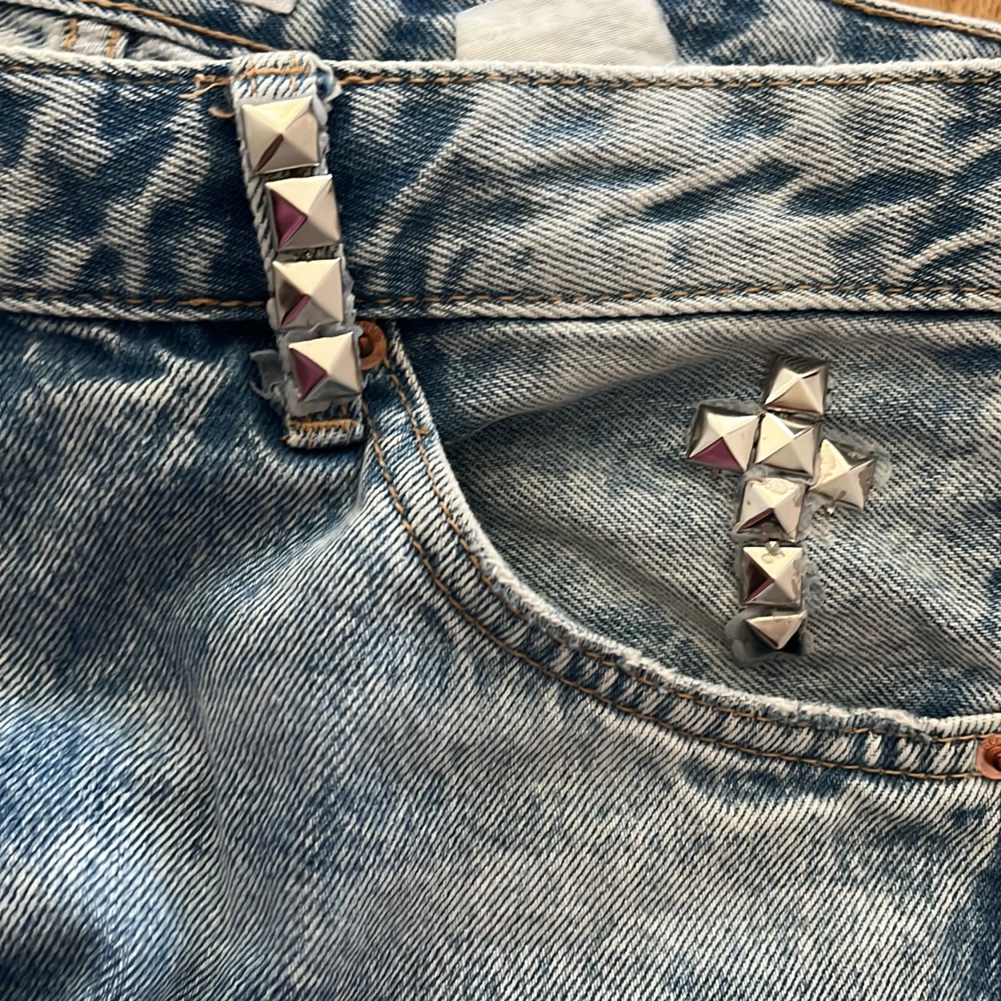 Ljusa jeans med nitar - 3