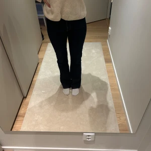 Mörkblå bootcut jeans - Snygga mörkblå bootcut jeans i midrise. Det är köpta secondhand och det står inte var de kommer ifrån.  