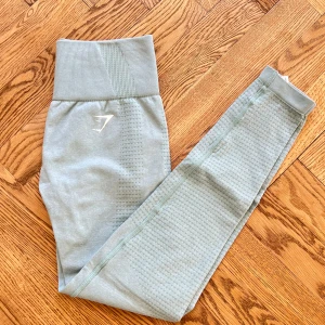 Gymshark tights - Superfina helt oanvända tights från gymashark🥰(inte lika gråa som i första bilderna utan mer blå/ turkosa egentligen)