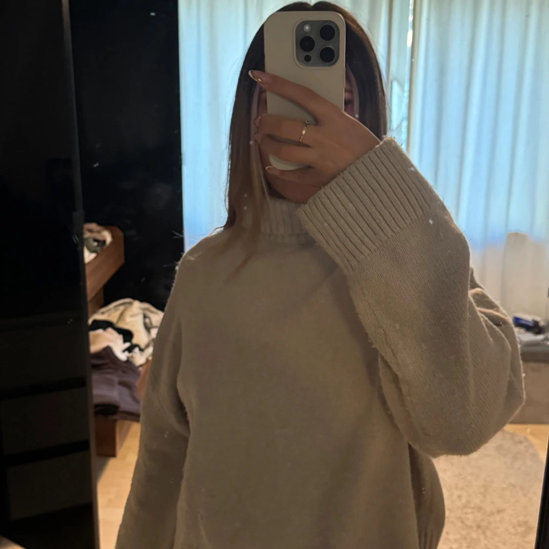 Beige stickad polotröja