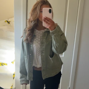 grön jeansjacka - INTRESSEKOLL! Snygg grön jeansjacka ifrån Zara perfekt nu till våren! Knappt använd så i nyskick😄😄