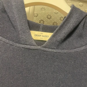 Kashmirhoodie från Gran Sasso - Nästintill nyskick. Fråga om du har några frågor. Passar ca 180 cm. 