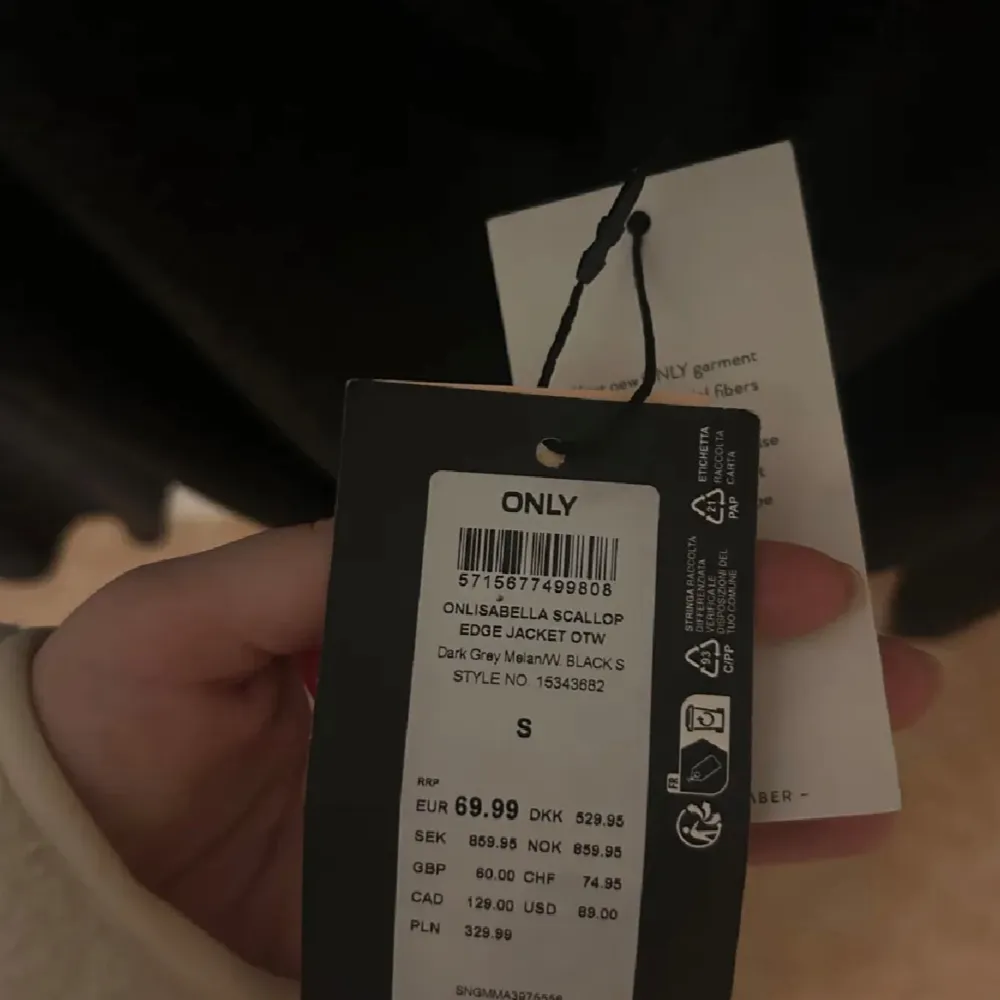 Säljer en elegant mörkgrå kapa från ONLY med knytband i midjan och dekorativ kant. Perfekt för att lägga till en stilren touch till din outfit. . Neuletakit & Villapaidat.
