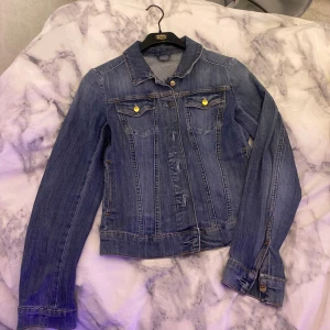 Blå jeansjacka  - Mörk blå jeans jacka andvänd en gång, s passar även xs, köpt i Dubai.