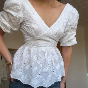 så snygg sommar blus med volanger🌸 - Säljer den snyggaste blusen som är perfekt till sommaren🙌 såå snygga detaljer!! den knäpps med dragkedja där bak❤️