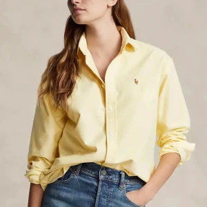 Gul polo skjorte!  - Kjempefin gul polo skjorte! Perfekt til sommeren. Kun brukt 1 gang. Kjøpt i polo butikk i Barcelona helt ny. Fargen er ikke så gul som på bilde 2, er bare lyset bildet er tatt i. 