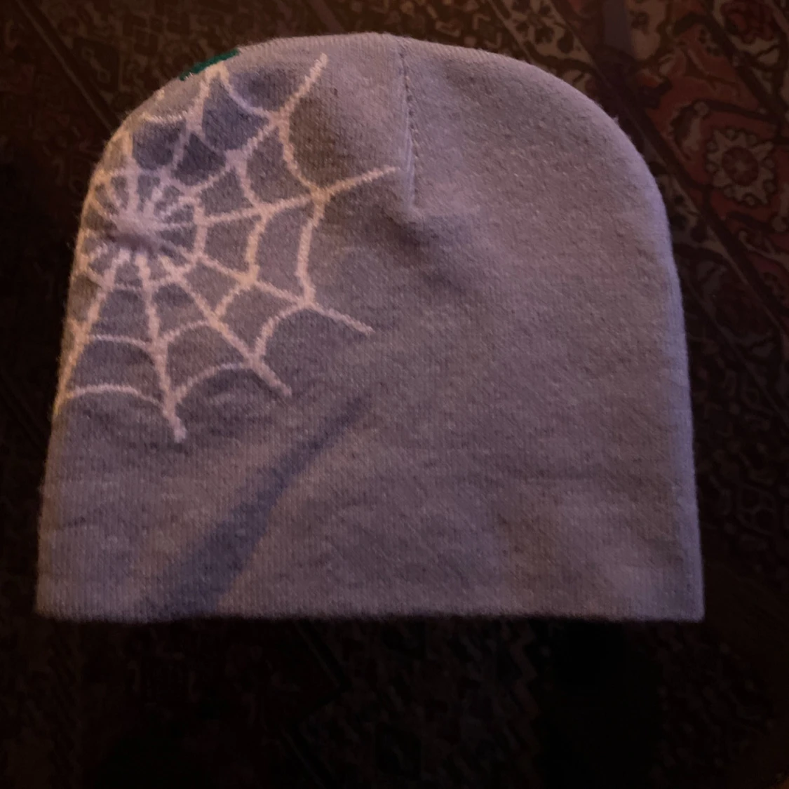 Grå mössa med text och stjärnor - 1