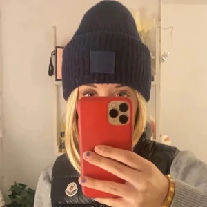 Acne studios möss - Säljer min fina mössa, köpt på Plick så har inget kvitto eller äktbev så kan inte garantera att den är äkta  men är ganska säker på att den är äkta, förra säljaren sa tt den var köpt på nk!💝 första bilden är lånad💘