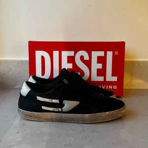Svarta Diesel skor  - Snygga sneakers från Diesel. Lite sliten innersula men annars i bra skick. Storlek 42 men sitter lite större. Skriv vid frågor eller funderingar. 