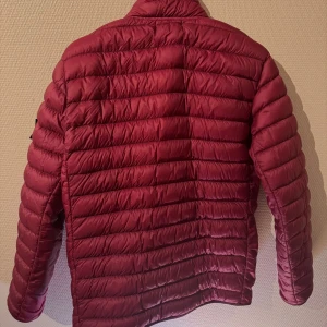 STONE ISLAND GARMENT DYEDMICRO YARN DOWN PUFFER JACKET - Säljer denna jacka pga för liten. Köpt från YOOX i Italien. Mycket bra skick, använd varsamt utan några skråmor. Pris kan diskuteras 