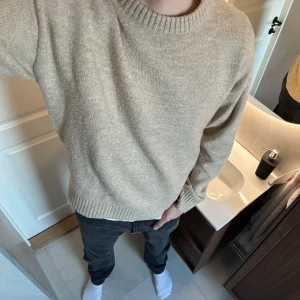 Stickad tröja från Jack & Jones - Stickad tröja från Jack & Jones, tillverkad av 52% Polyester, 41% Akryl, 4% Yllesydd och 3% Elastan. Har använts en del men är fortfarande i ett mycket bra skick. Ordinare pris: 499 kr