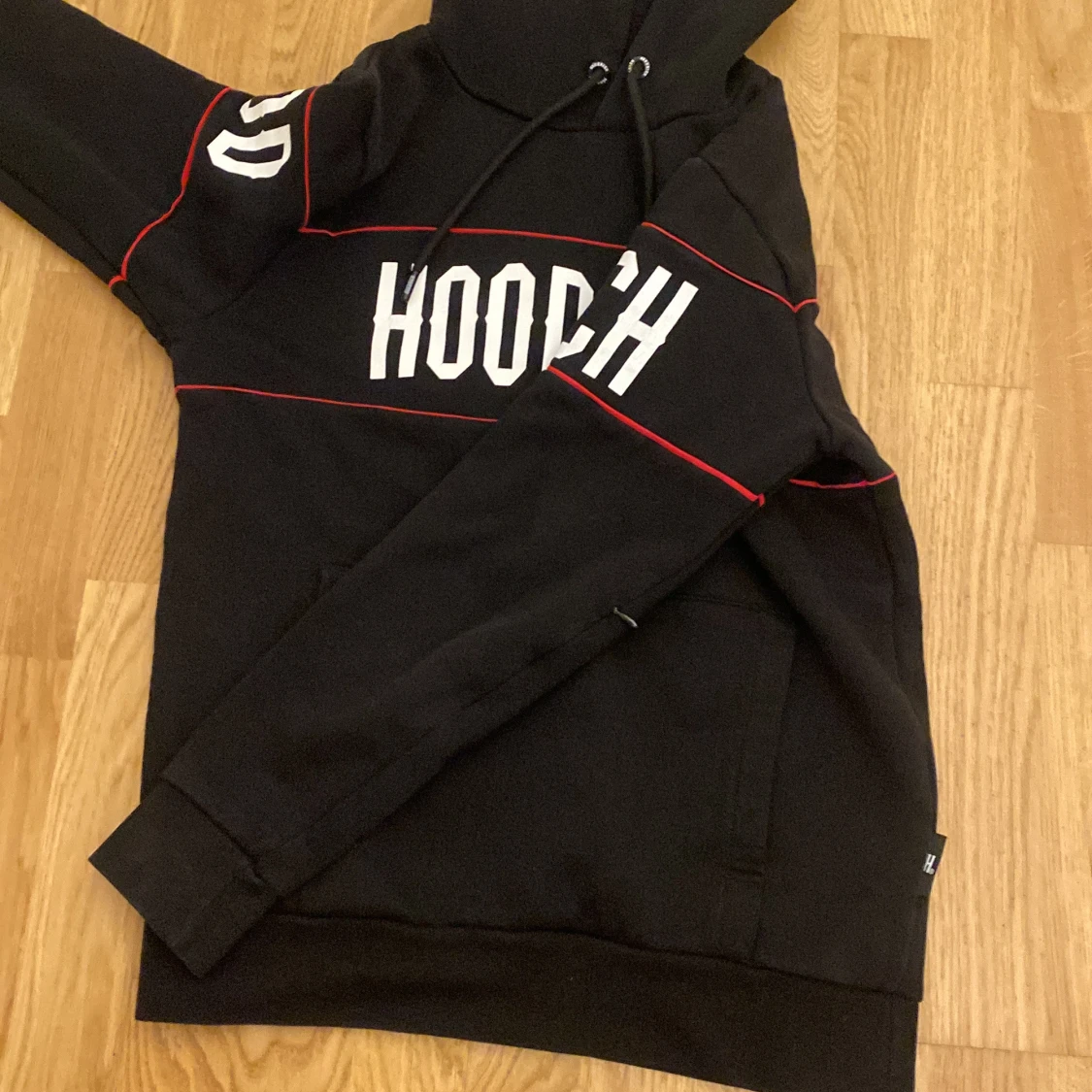 Svart hoodie från Hoodrich - 1