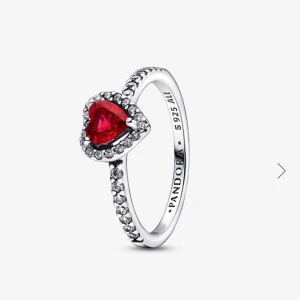 Pandora ring  - Säljer min Pandora ring som är köpt för 899kr, använd fåtal gånger då den blivit för stor för mig. 