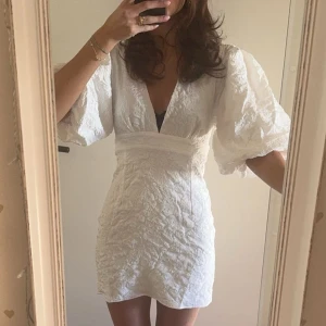 Vit klänning - Säljer min nyköpta klänning från Showpo, den är helt oanvänd och i storlek 34. 