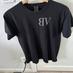 Svart t-shirt bvaldi  - Snygg svart t-shirt med strassdetaljer från bvaldi . Perfekt nu inför sommaren . Storlek xs men kan även passa s. 