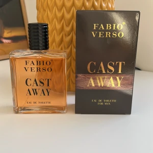 Fabio Verso Cast Away Eau de Toilette - Upptäck Fabio Verso Cast Away, en Eau de Toilette för män. Flaskan har en elegant, fyrkantig design med en svart kork. Doften kommer i en stilren förpackning med guld- och trädetaljer. Perfekt för den som söker en sofistikerad och maskulin doft.ny pris 125. oanvänd