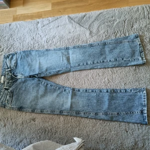 Lågmidjade bootcut jeans  - Jätte fina, använda en gång säljer pga att dem är för stora! Vet inte vrf bilderna blir upp och ner!💗