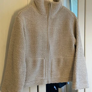 Teddy jacka lager 157 - Pilejacka i modellen Sally ifrån lager 157. Storlek S, ny med prislapp kvar🤍har samma i brun, skriv gärna vid intresse!!