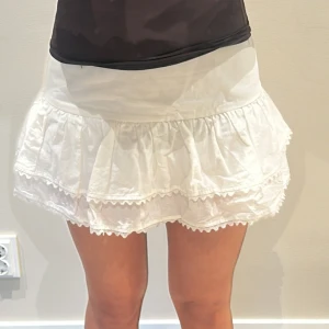 Vit volangkjol - Använd vid ett tillfälle