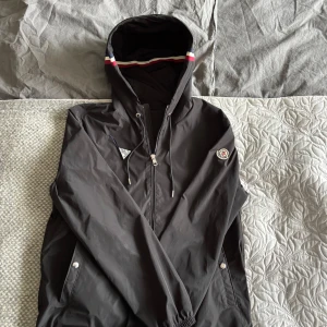 Svart windbreaker från Moncler - Säljer min moncler windbreaker för att köpa kläder för sommaren, den är i bra skick och ganska tunn så funkar för sommar men också för kallare dagar || storlek L men passar M bra ||