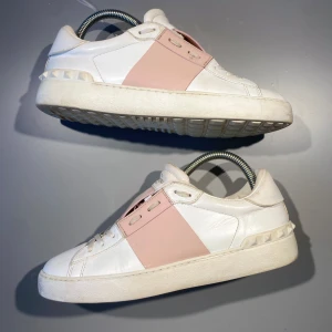 Valentino Skor - Hej! Säljer nu mina skor från märket Valentino, storlek 38, bra skick. Givetvis äkta, Tveka inte på att höra av dig om du har frågor eller funderingar kring skorna!