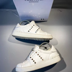 Valentino Skor - Hej! Säljer nu mina skor från märket Valentino, storlek 39, bra skick box ingår. Givetvis äkta, Tveka inte på att höra av dig om du har frågor eller funderingar kring skorna!