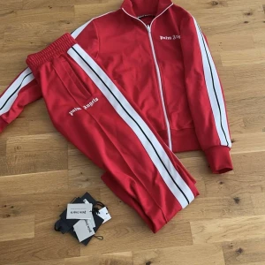  Palm Angels dress  - Säljer Palm angels dress. 10/10 skick sprillans nya typ knappt använt den storlek s på byxorna och tröjan allting medföljer som tags. Är inte säker ifall jag har kvittot på dressen. Hör av er vid funderingar eller frågor kan även sänka priset vid snabba affärer.
