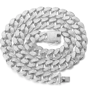 Glittrigt silverfärgat halsband - Snyggt och glittrigt halsband i silverfärg med stora länkar täckta av gnistrande stenar. Perfekt för att ge en extra touch av glamour till din outfit. Låset är fyrkantigt och dekorerat med små stenar för en lyxig känsla.