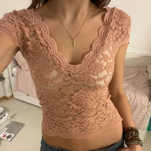 Ljusrosa spetstopp - Populär och slutsåld ljusrosa spetstopp från Stradivarius i nyskick med lapp🌸 Så fin☺️💕💕