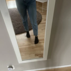 Blå mom-jeans  från g perfect jeans - Säljer ett par klassiska blå jeans från g perfect jeans. De har en normal passform och är högmidjade, vilket ger en snygg siluett. Perfekta för en avslappnad stil.