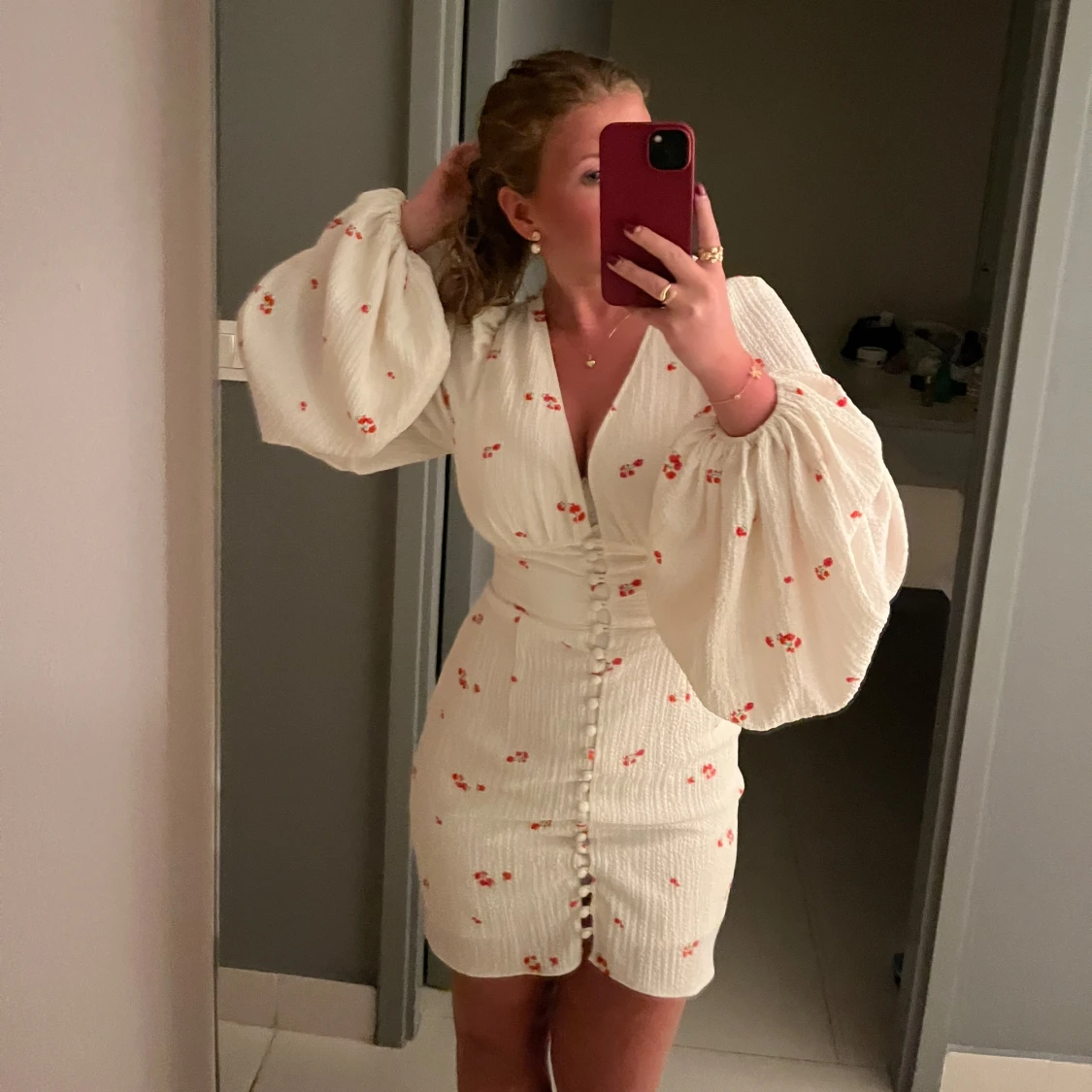 Vit kortklänning med blommönster - 1