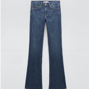 Lågmidjade bootcut jeans - Säljer mina lågmidjade bootcut jeans från zara, då de inte kommer till användning längre. Super fint skick!💞