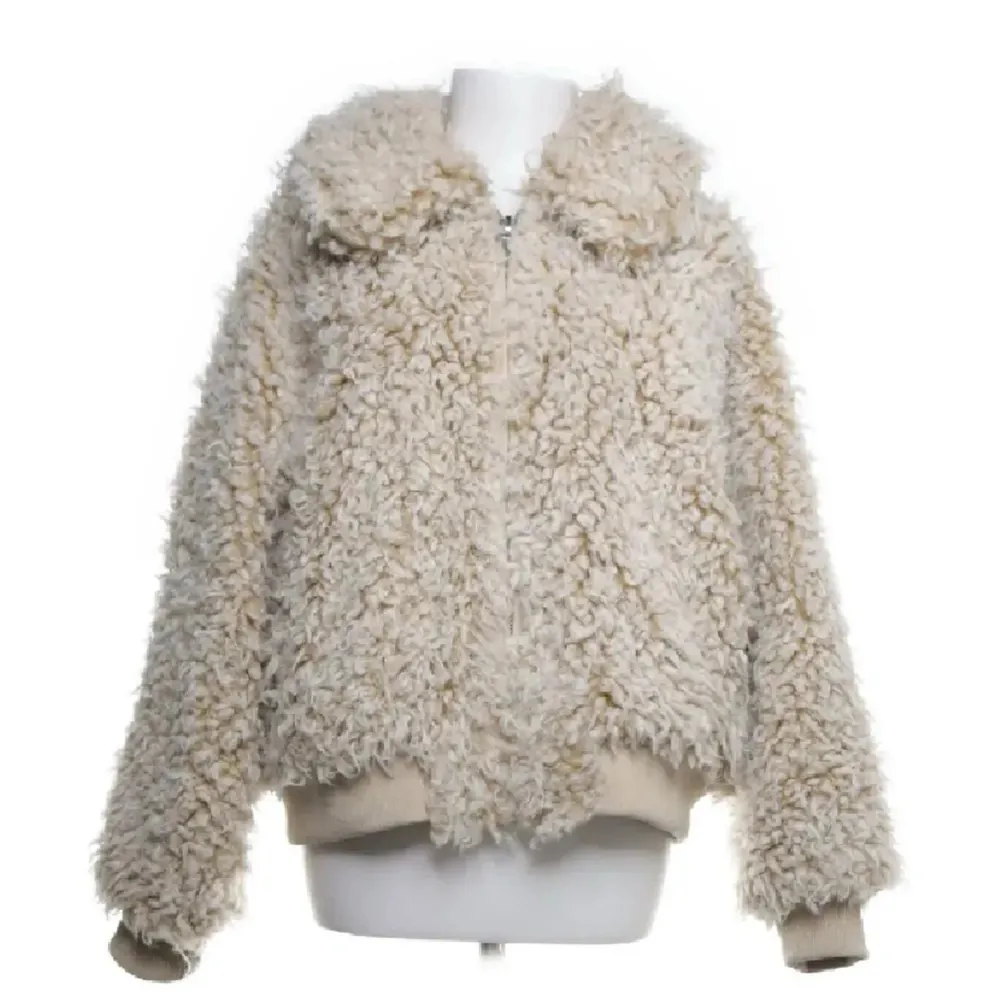 Säljer den populära H&M teddyjackan. I storlek S, normal i storleken. Fint skick! Perfekt vårjacka!!! pris går att diskutera.. Takit.