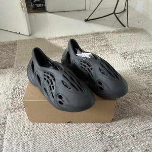 Yeezy foam runners NYA - Aldrig använda bara uttagna ur lådan. Storlek 43. Självklart äkta och kvitto o box finns. Nya kostar 2400kr på tex soleplus.