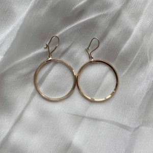 Förgyllda örhängen äkta silver  - Hittar ingen stämpel men är köpta som silver och har inte oxiderat 🤍