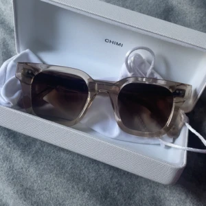 Beige solglasögon från Chimi - Säljer mina älskade chinos i storlek 04, finns inga repor i glaset💓