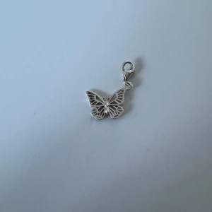 Thomas Sabo berlock Fjäril - Säljer denna berlock i form av fjäril🩷